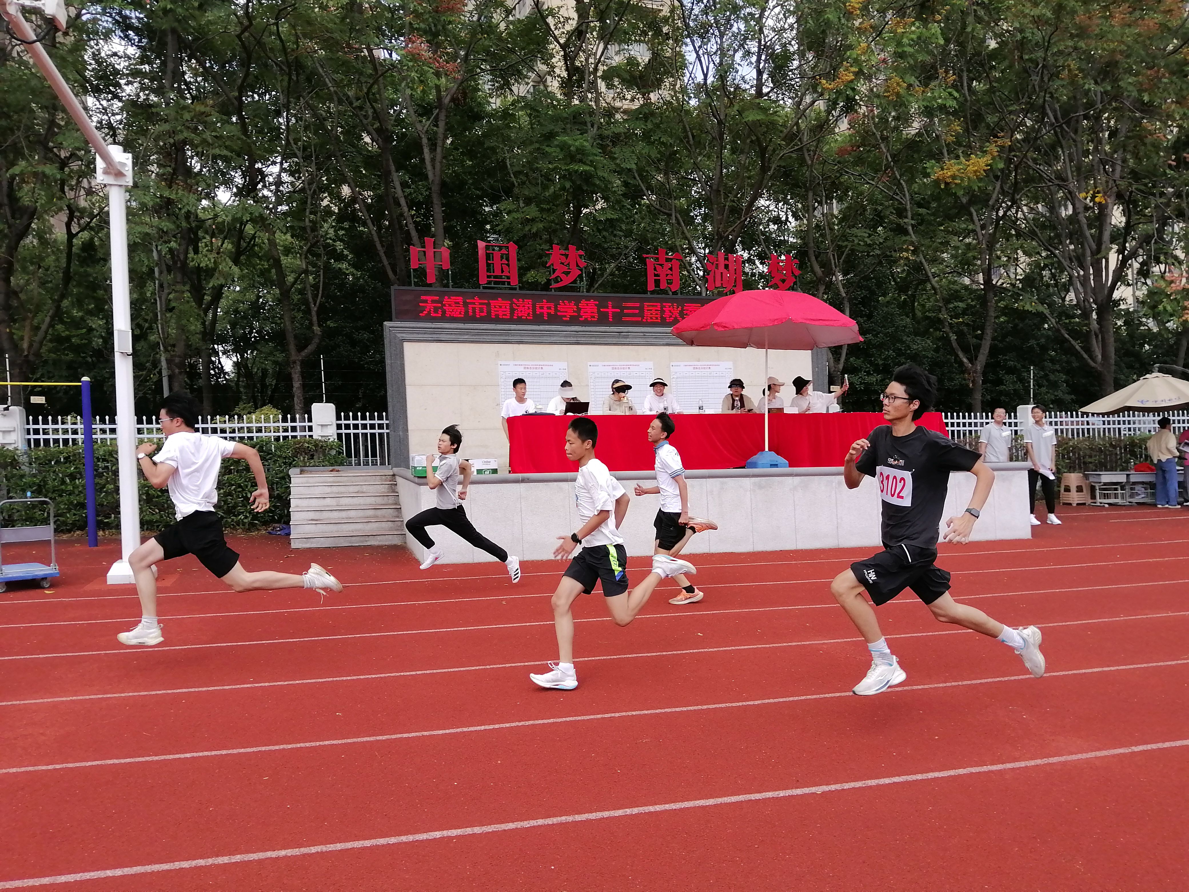 包含角逐之际热场异常，运动员们燃情拼搏的词条