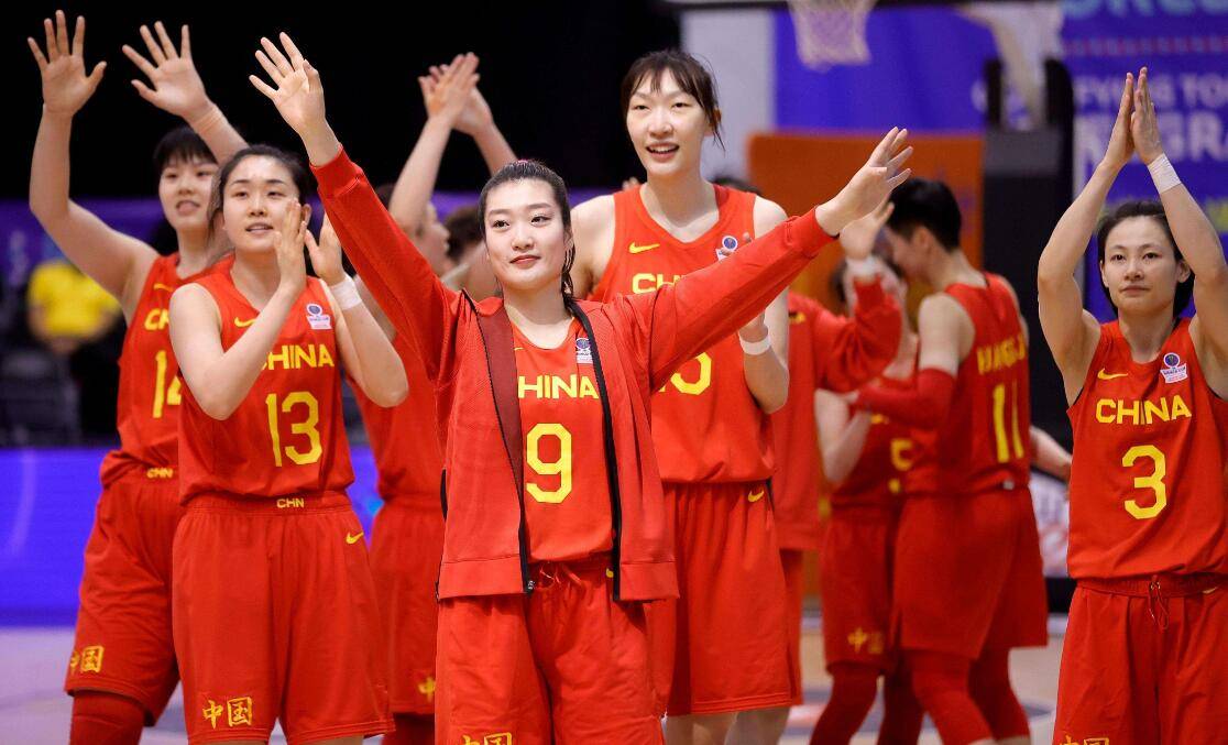 包含中国女篮跻身国际四强，展现实力傲人的词条